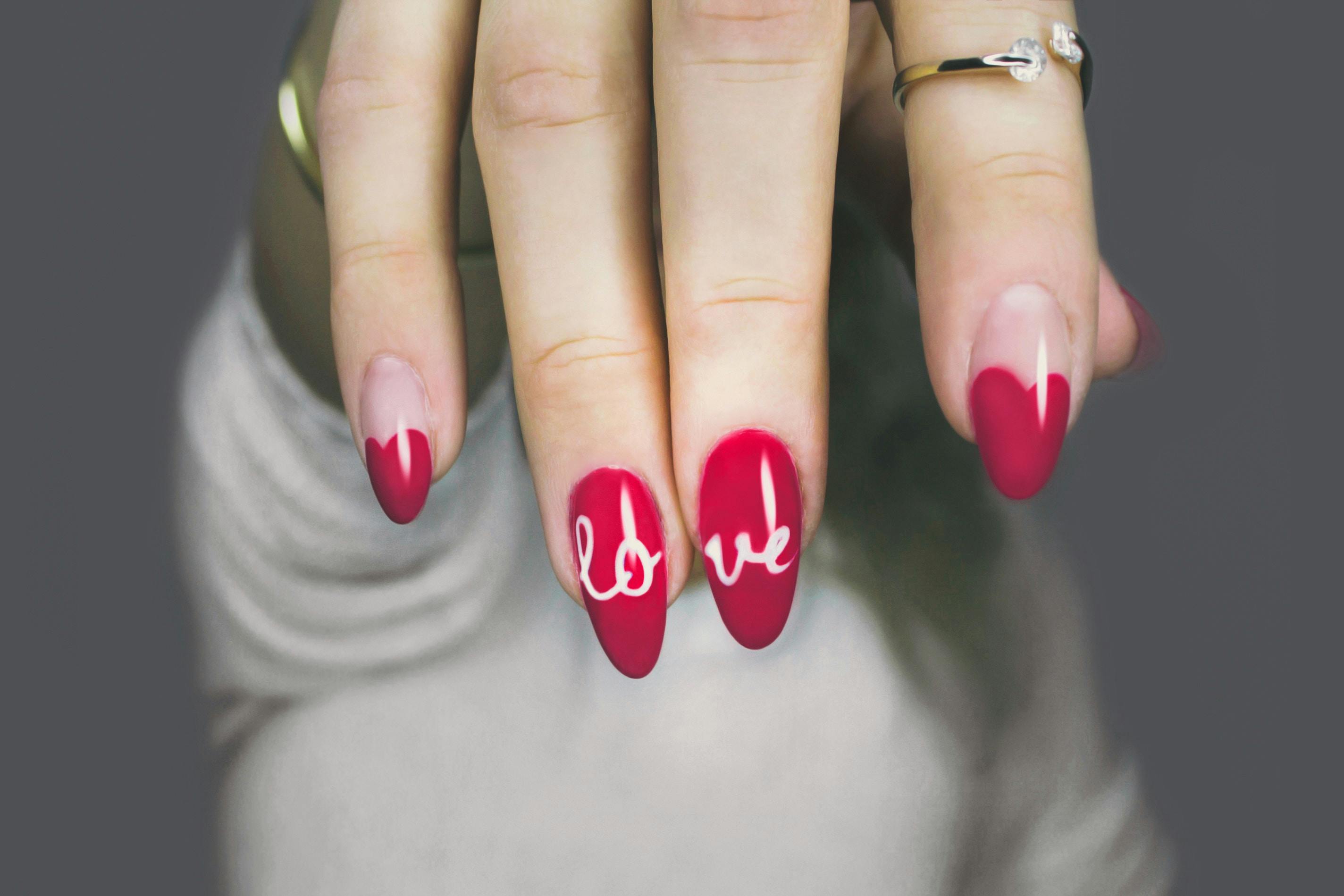 Manicura con diseño love